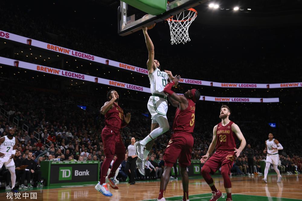 他用一个近 他用一个近